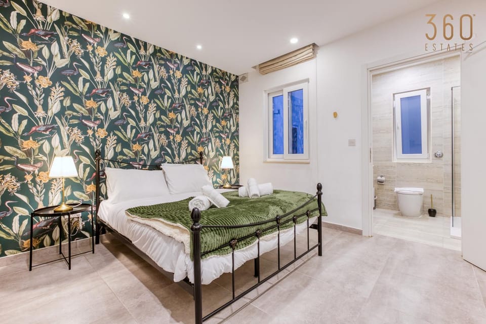 Bed, Bathroom, Photo of the whole room, Bedroom, towels, wardrobe, air conditioner
