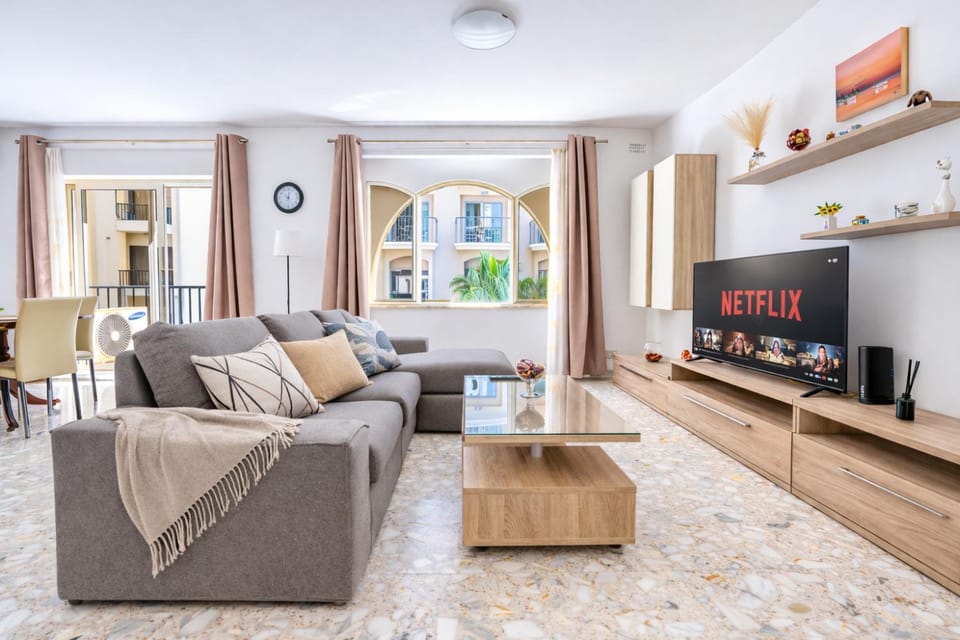 TV and multimedia, Living room, Seating area, internet, internet, air conditioner