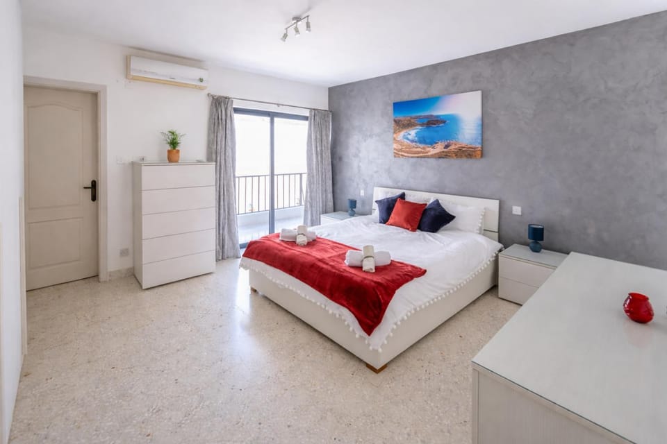 Bed, Photo of the whole room, Bedroom, internet, internet, towels, wardrobe, air conditioner