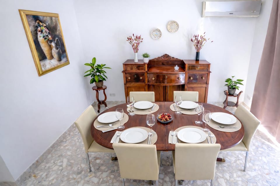 Living room, Seating area, Dining area, air conditioner