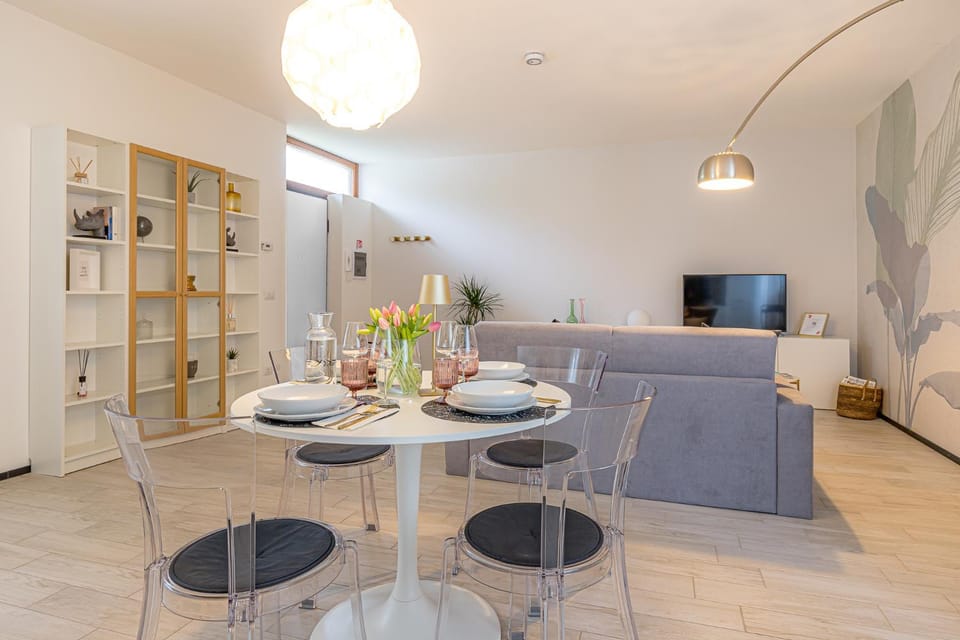 TV and multimedia, Living room, Seating area, Dining area