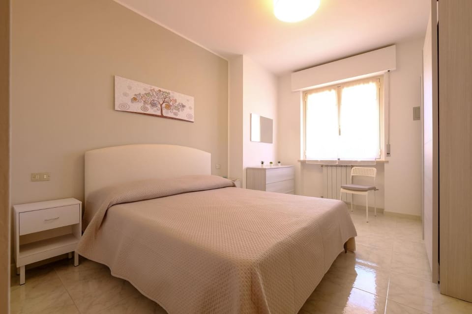 Photo of the whole room, Bedroom, air conditioner