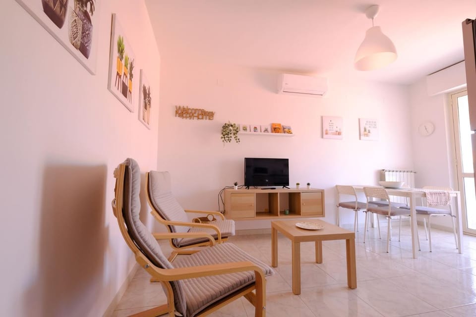 TV and multimedia, Living room, Seating area, Dining area, air conditioner