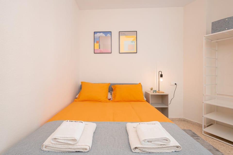 Bed, Photo of the whole room, Bedroom, towels