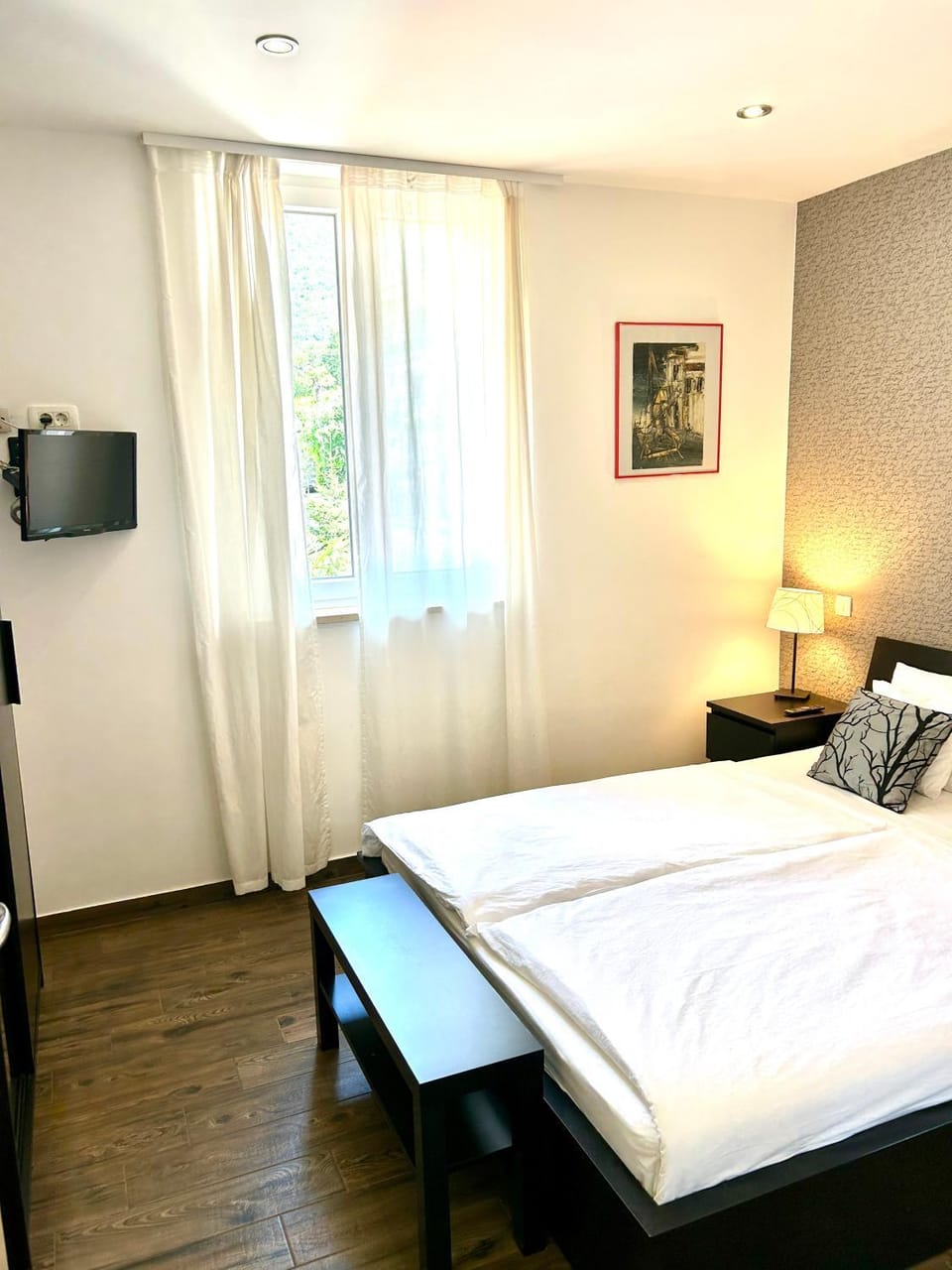 Bed, TV and multimedia, Bedroom