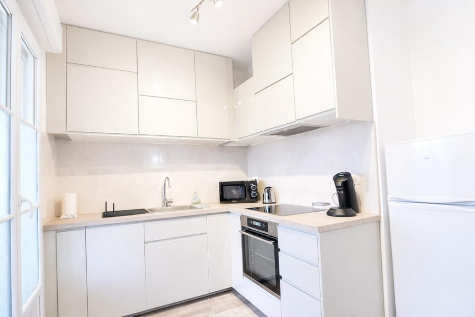 Kitchen or kitchenette, oven, stove