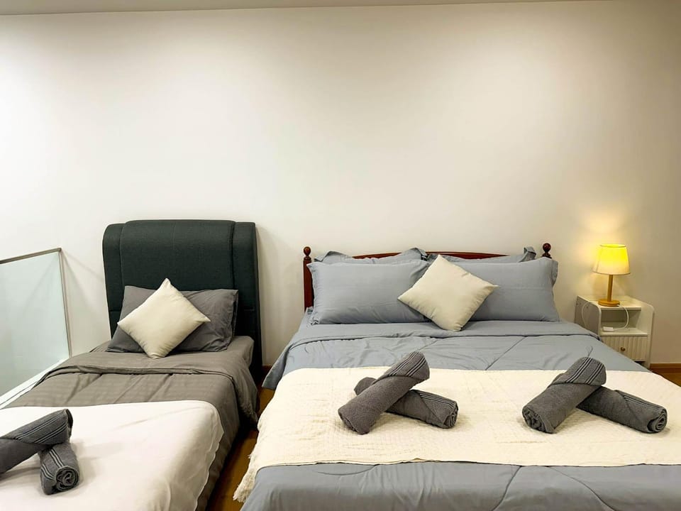 Bed, Photo of the whole room, Bedroom, towels