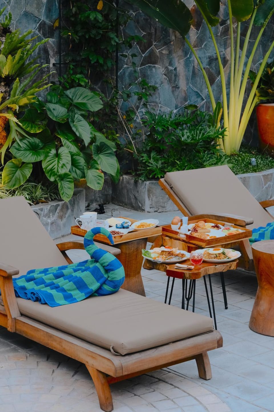 Swimming pool, Breakfast