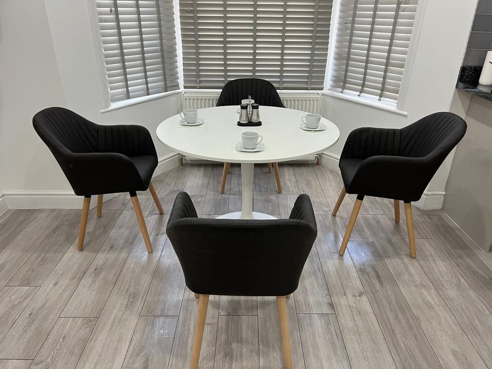 Ilford, Luxury Flat 3 close to station Apartment in Ilford