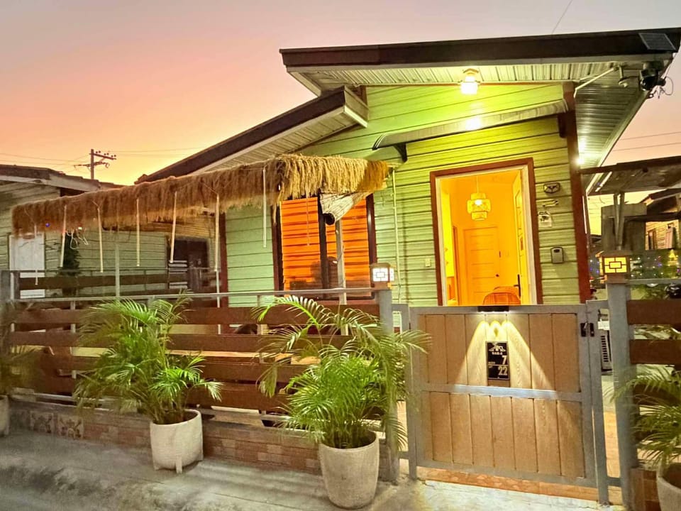 Olango Island - S&E-2 Tiny Guest House Fully Furnished with Hot Shower, Washer, Wi-Fi, Netflix & King-size Bed Villa in Lapu-Lapu City