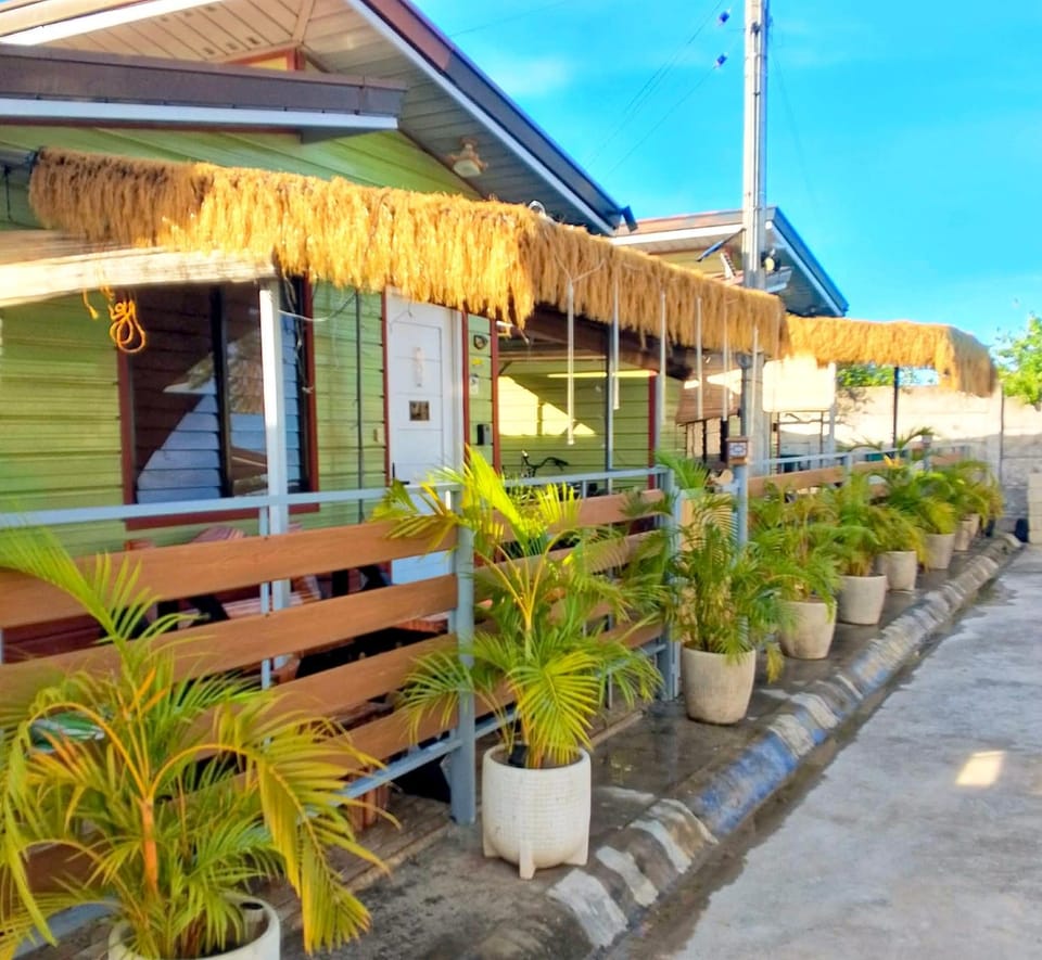 Olango Island - S&E-2 Tiny Guest House Fully Furnished with Hot Shower, Washer, Wi-Fi, Netflix & King-size Bed Villa in Lapu-Lapu City