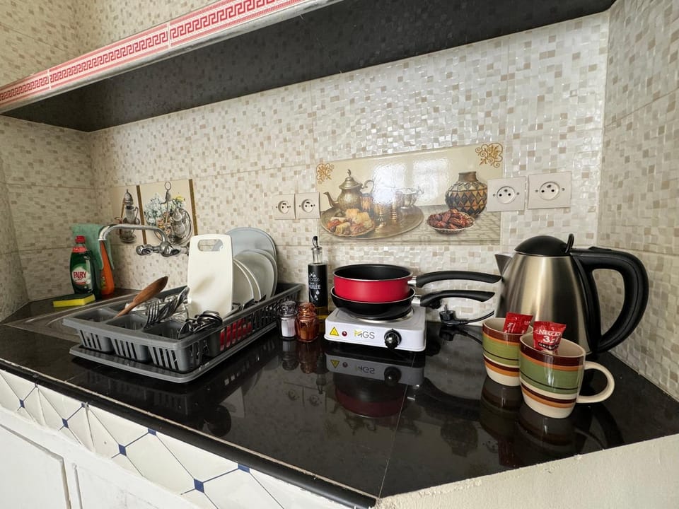 Coffee/tea facilities, Kitchen or kitchenette, stove