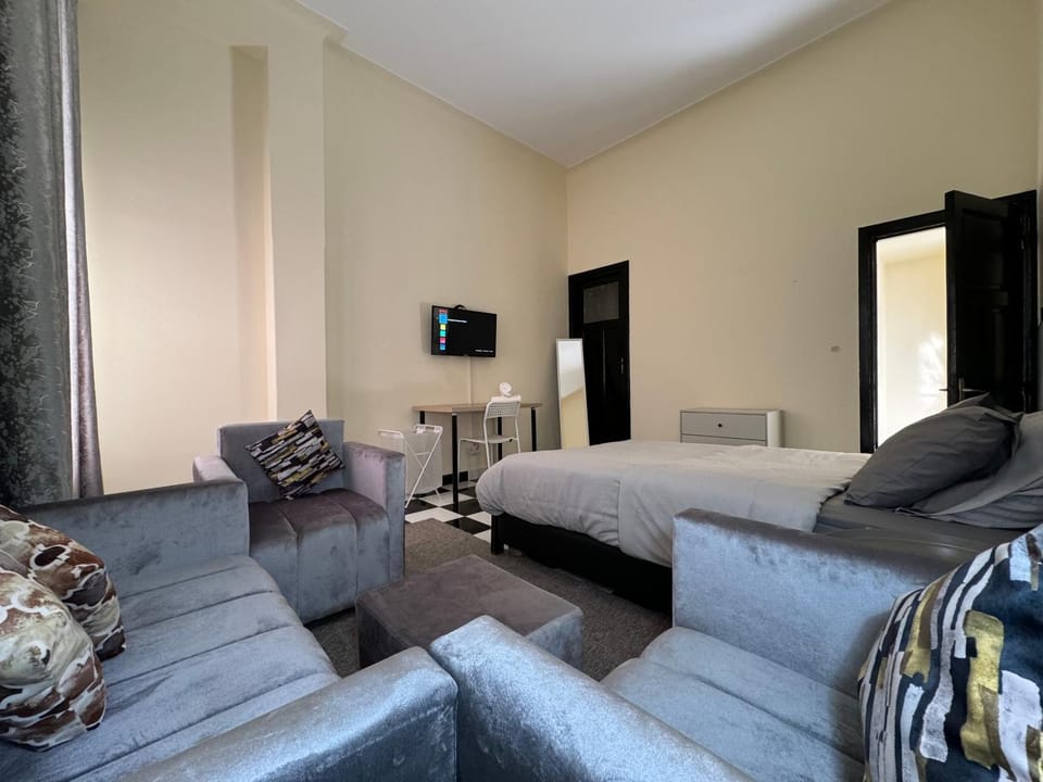 Bed, TV and multimedia, Living room, Photo of the whole room, Seating area, Bedroom