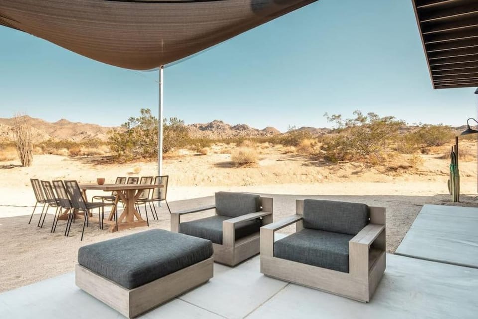 Joshua Tree Luxury Home With Hot Tub & views House in Southern California