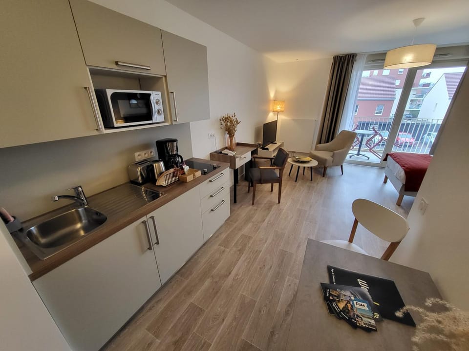 Coffee/tea facilities, Kitchen or kitchenette, Living room, Seating area, Dining area, oven, stove, toaster