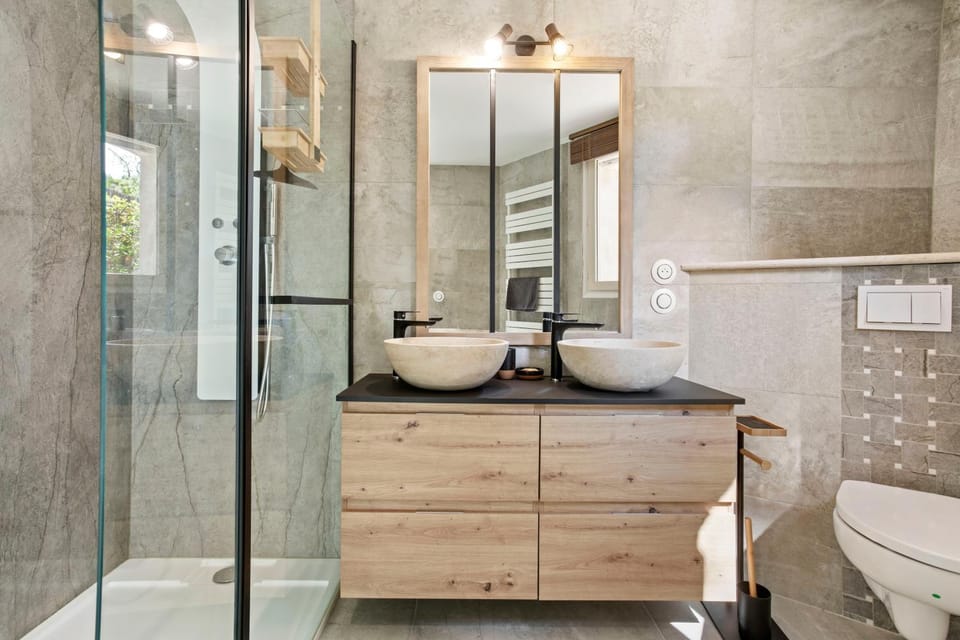 Bathroom, Living room