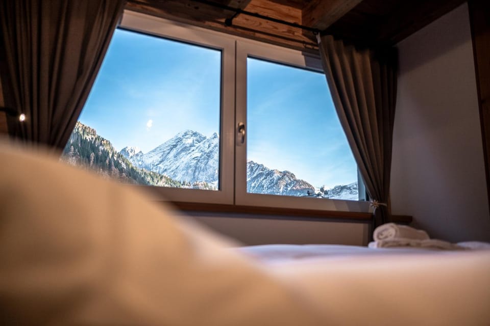 Bedroom, Mountain view