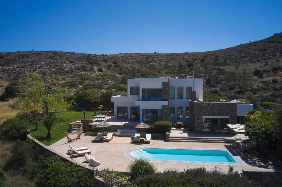 Property building, Swimming pool, sunbed