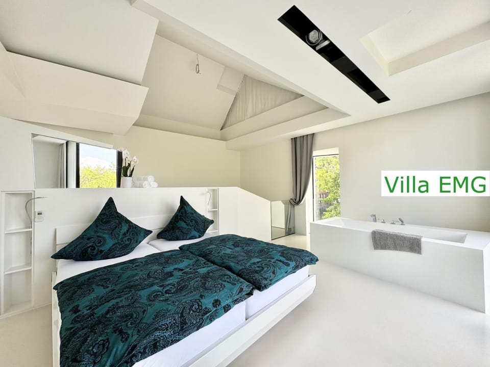 Bed, Photo of the whole room, Bedroom, Bath, towels