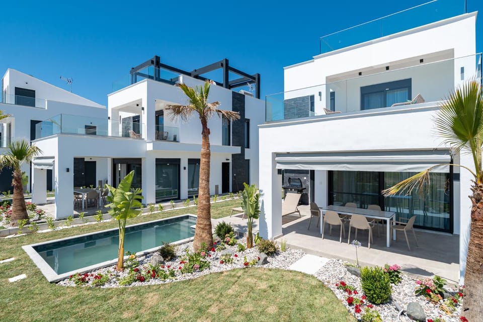 Property building, Balcony/Terrace, Swimming pool