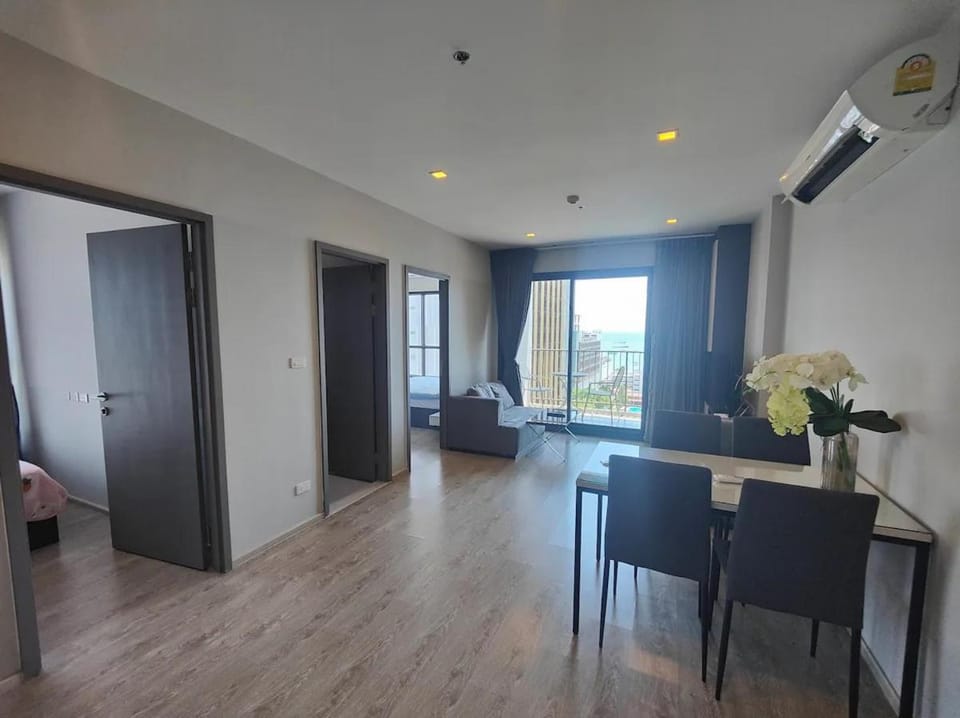 Best Location of Pattaya, Sky Pool, Next To Beach Apartment in Pattaya City