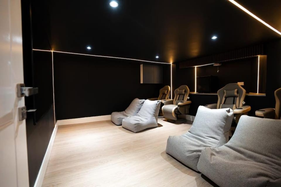 Luxury 6 Bed near city centre with Cinema Room & games room plus 5 bathrooms Villa in Salford