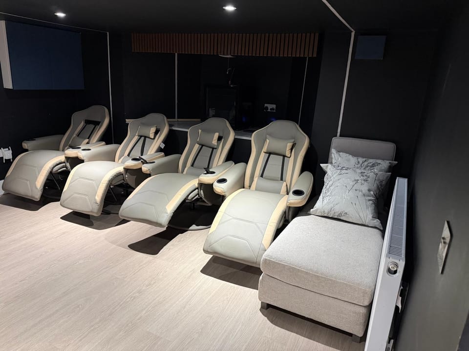 Luxury 6-Bed Home Near City Centre, Sleeps 12 plus- Cinema Room, Games Room, 5 Bathrooms & Driveway for Multiple Cars Villa in Salford
