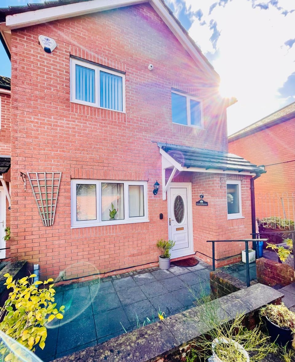 Tanglewood Close, 3 Bedroom house, Abergavenny with private parking, House in Abergavenny