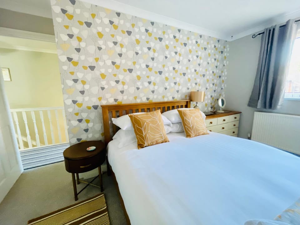 Tanglewood Close, 3 Bedroom house, Abergavenny with private parking, House in Abergavenny