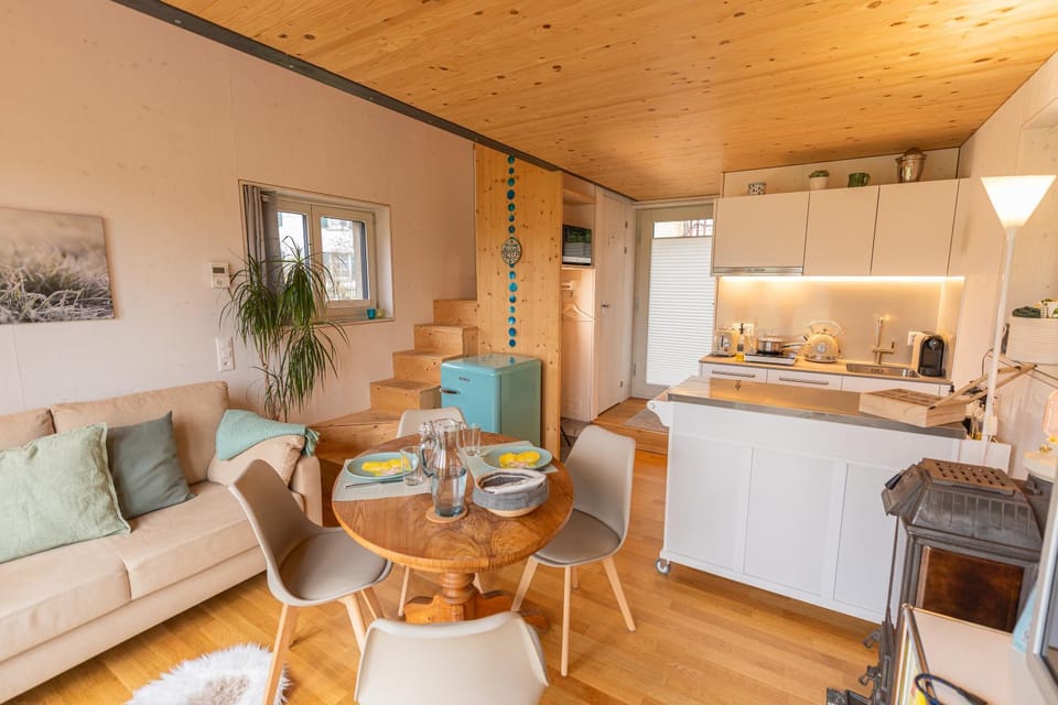 Kitchen or kitchenette, Living room, Seating area, Dining area, stove