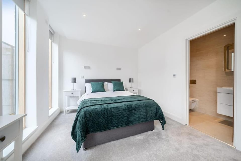 Toilet, Bed, Bathroom, Photo of the whole room, Bedroom, towels