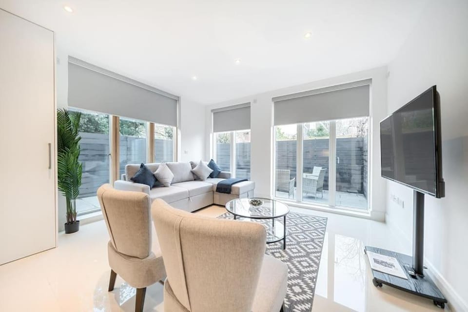 Communal lounge/ TV room, TV and multimedia, Living room, Seating area, Evening entertainment