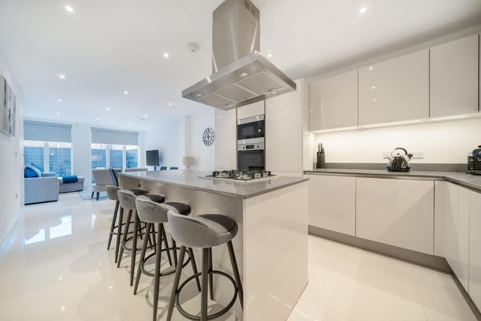 Kitchen or kitchenette, Dining area, minibar, pet friendly, stove
