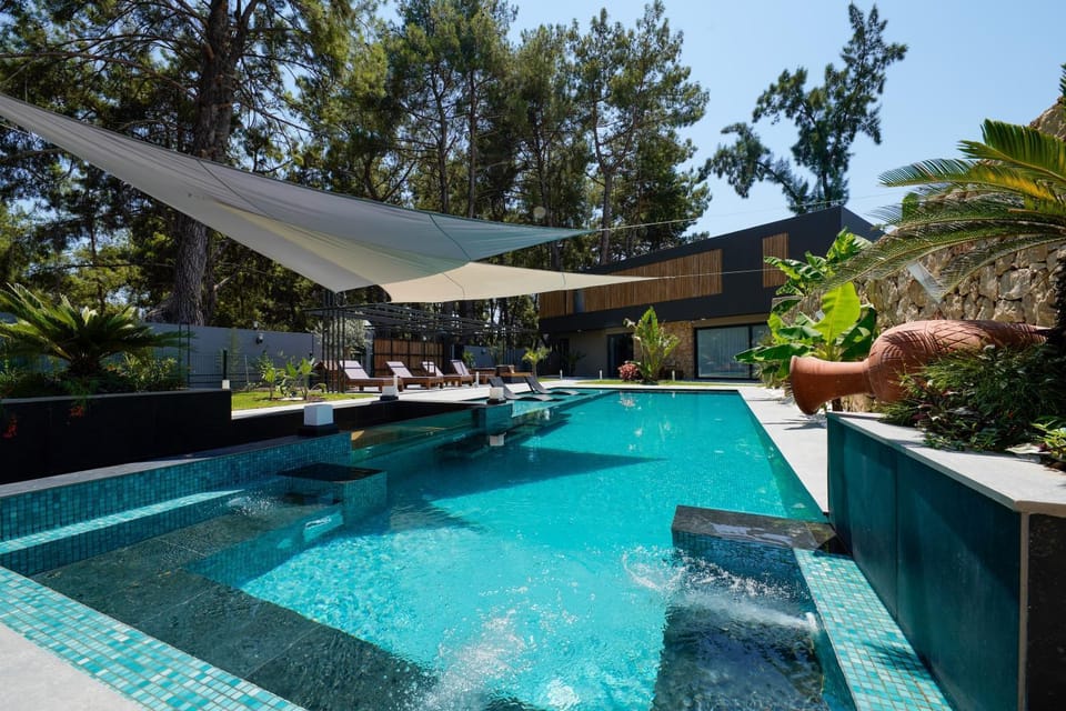 Property building, Hot Tub, Swimming pool