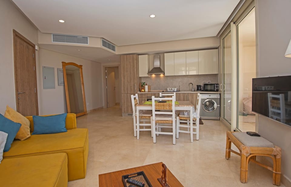 Kitchen or kitchenette, Living room, Seating area, Dining area, minibar, pet friendly, stove