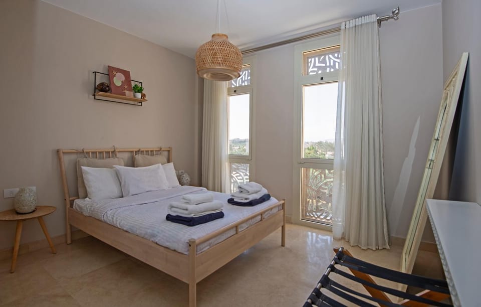 Bed, TV and multimedia, View (from property/room), Photo of the whole room, Bedroom, towels