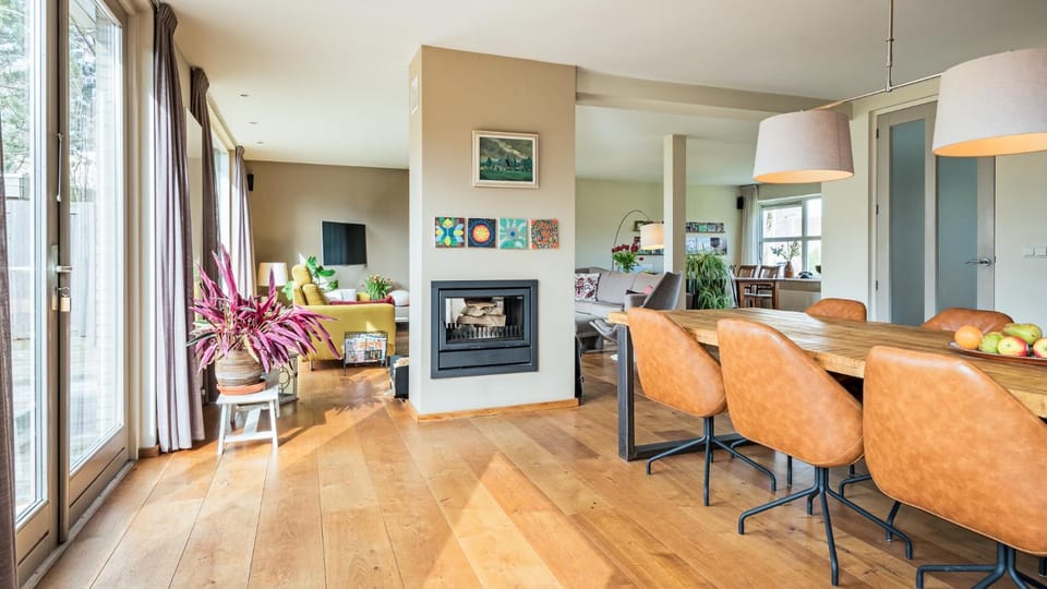 TV and multimedia, Living room, Seating area, Dining area