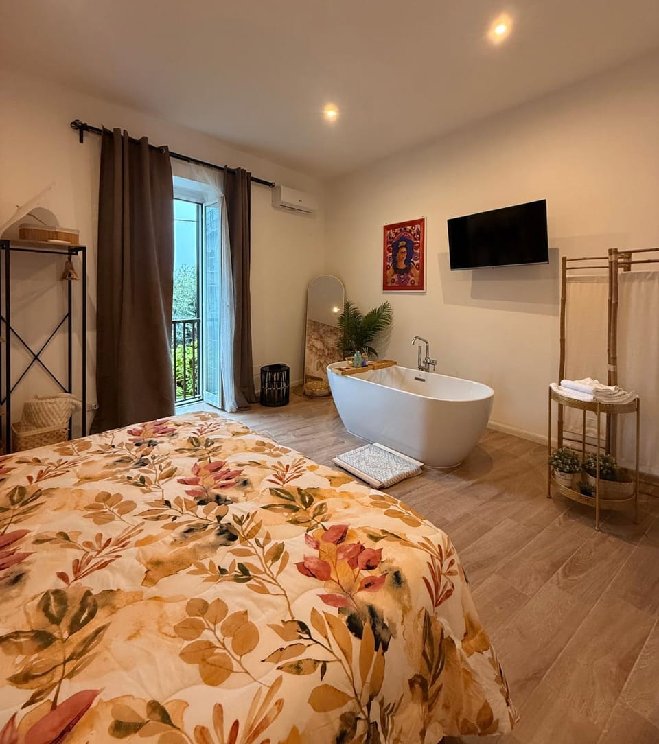 TV and multimedia, Photo of the whole room, Bedroom, Bath