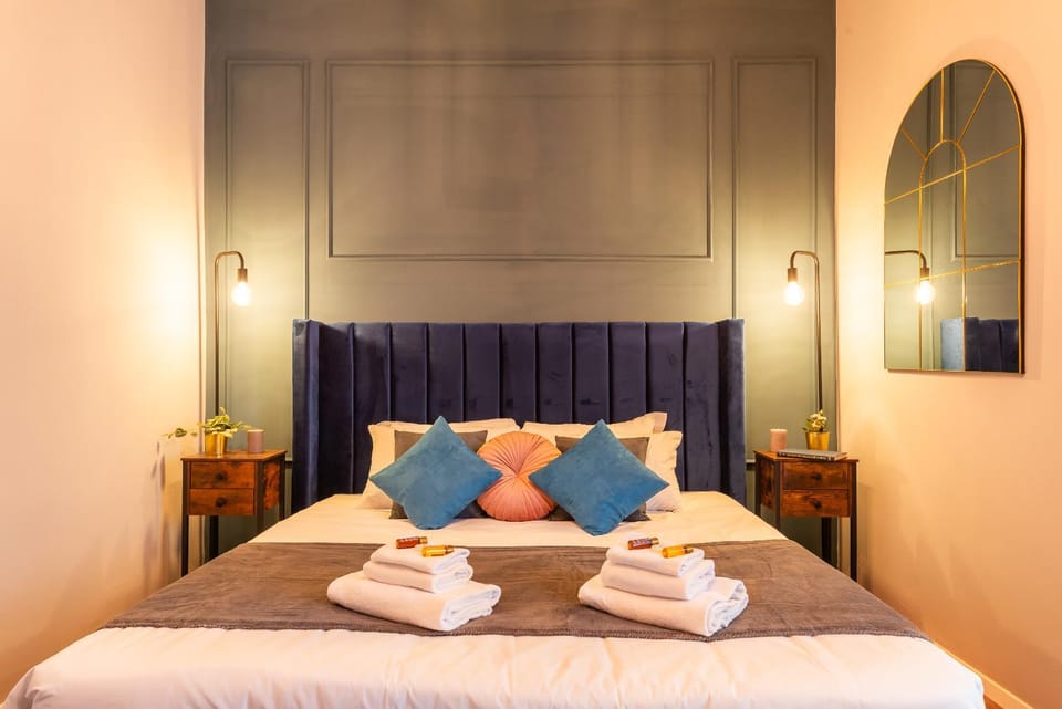 Bed, Bedroom, towels