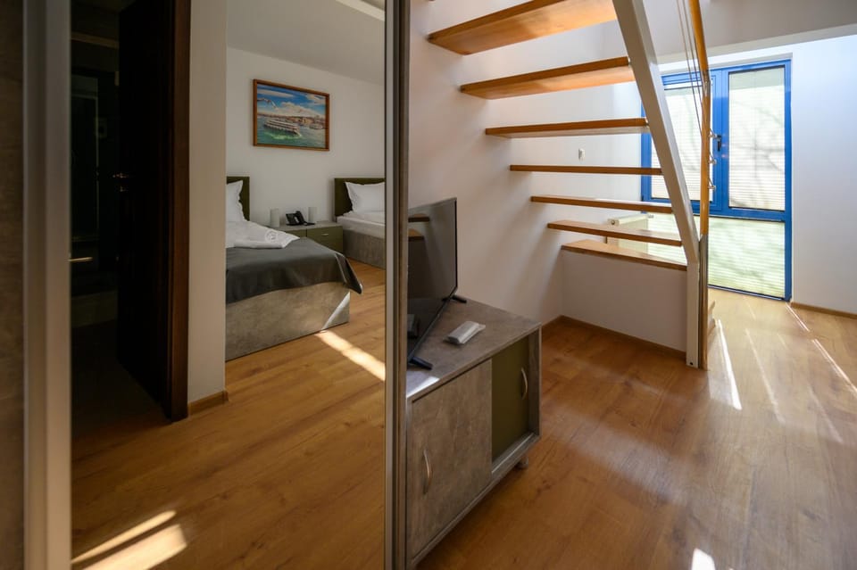 Bed, TV and multimedia, Photo of the whole room, Bedroom, hair dresser