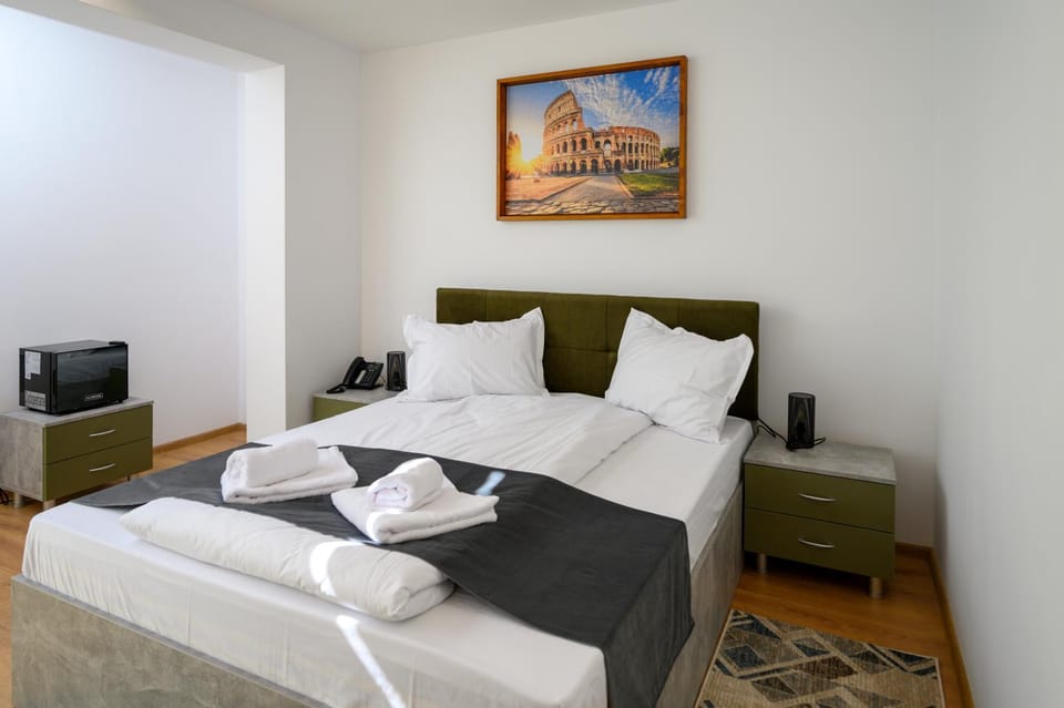 Bed, TV and multimedia, Bedroom