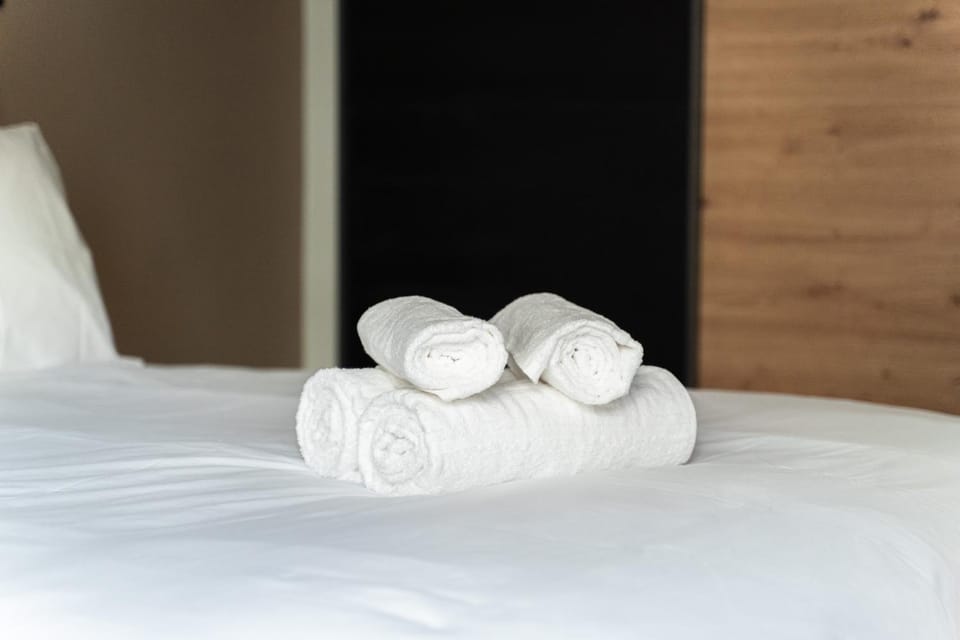 Bed, towels