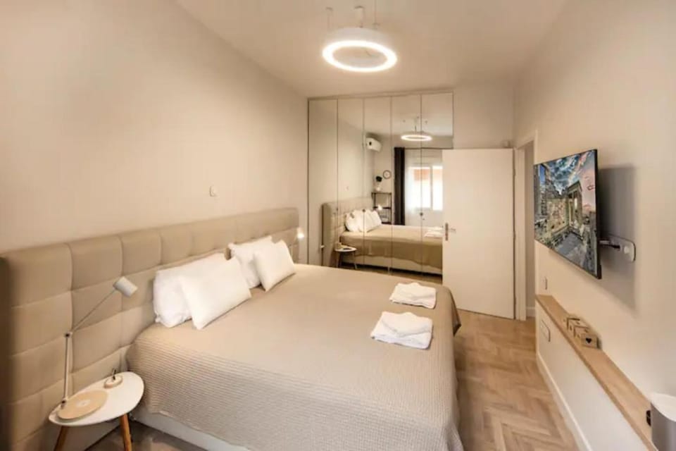 Bed, TV and multimedia, Bedroom, wardrobe
