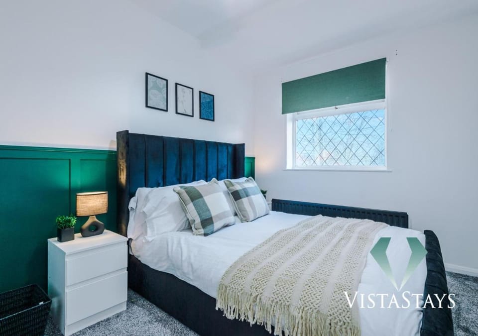 Spacious 4BDR House By Vista Stays Short Lets & Serviced Accommodation Manchester With Driveway Parking & Pool Table House in Manchester