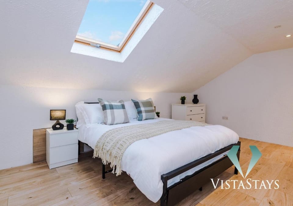 Spacious 4BDR House By Vista Stays Short Lets & Serviced Accommodation Manchester With Driveway Parking & Pool Table House in Manchester