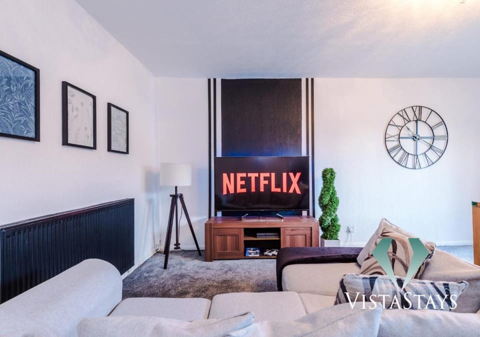 Spacious 4BDR House By Vista Stays Short Lets & Serviced Accommodation Manchester With Driveway Parking & Pool Table House in Manchester
