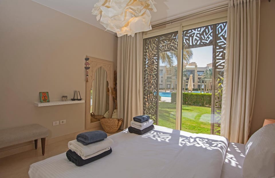 Bed, Garden, Photo of the whole room, Bedroom, Garden view, Pool view, Swimming pool, sunbed, towels