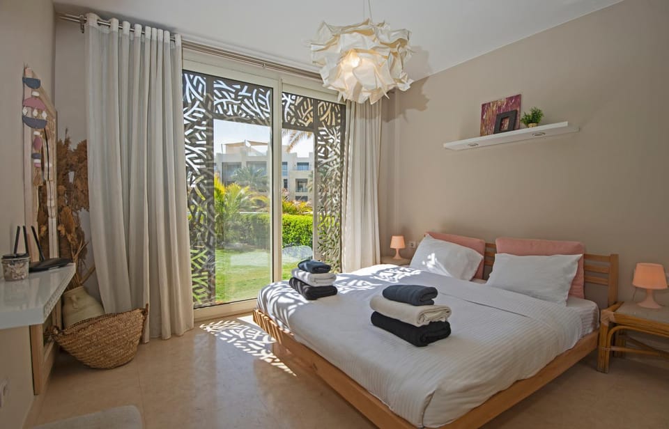 Bed, Garden, Photo of the whole room, Bedroom, Garden view, towels