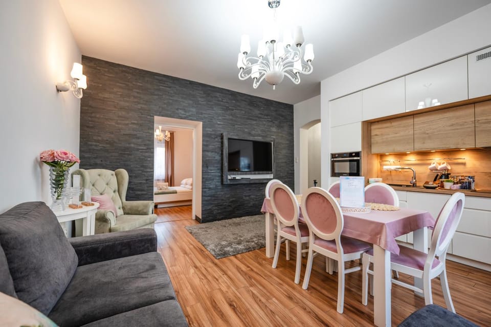 Kitchen or kitchenette, Seating area, Dining area, Bedroom