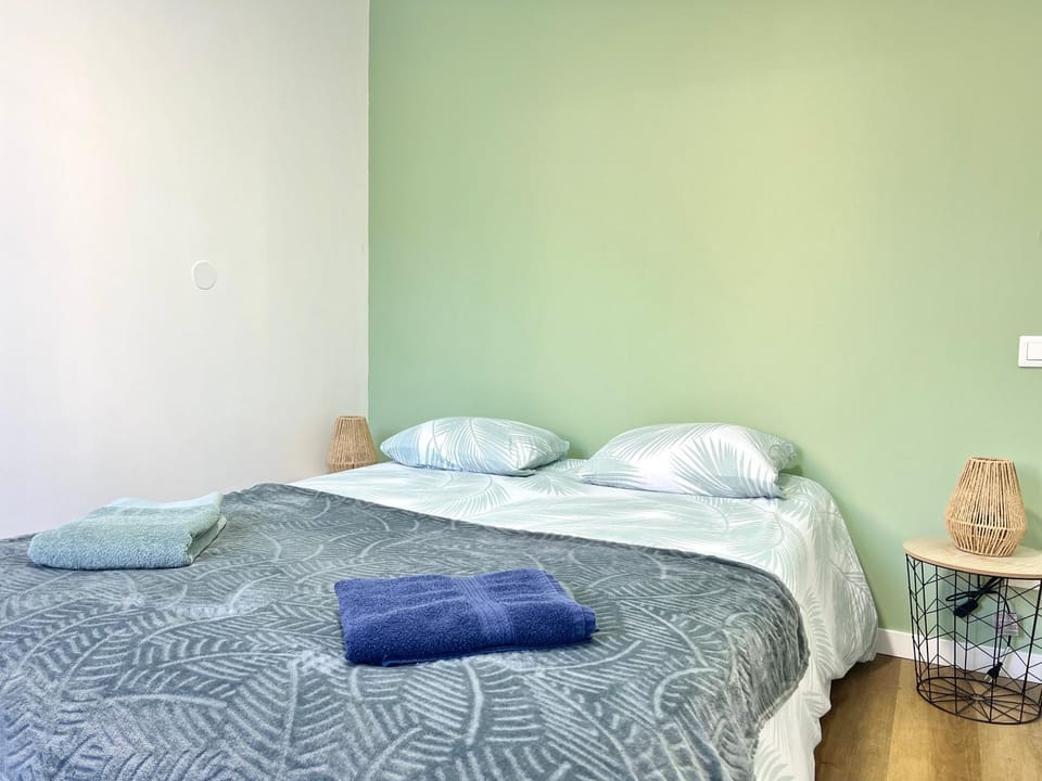 Bed, towels